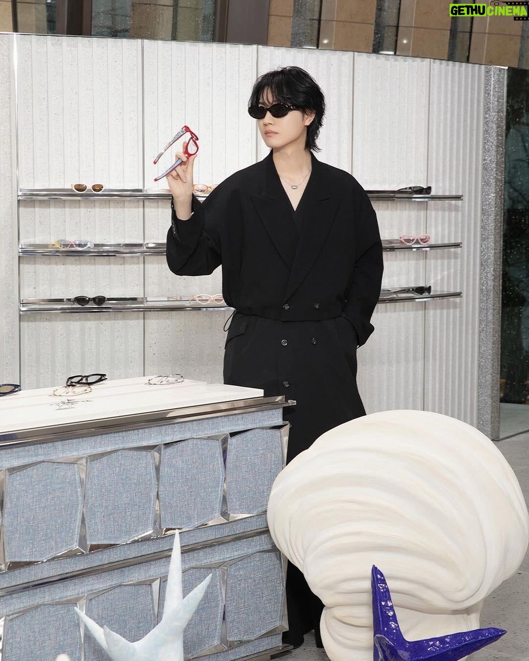 Dori Sakurada - 147.4K Likes - GENTLE MONSTER & TAMBURINS
韓国発、グローバルファッションアイウェアブランド
『Gentle Monster』の東京フラッグシップストアがついにオープンします!
東京には初進出で3月14日に青山にオープンします!
『Gentle Monster Aoyama』はまさに完璧なジェントルモンスターの世界観が広がっていて、ファンだった方はもちろん、これからジェントルモンスターのアイテムをゲットしたい方にも大満足の空間でした✨
そして同ストア内に、規定されない美しさを探求する香りのブランド『TAMBURINS』の東京青山フラッグシップストアもオープンします!
タンバリンズも韓国発のブランドで、ファッショニスタから美容好きまで、幅広い層から絶大な人気を集めるブランドで、香りだけではなく視覚的にもユニークなプロダクトやオブジェがストア内並んでいました✨
ハンドクリームやリップバーム、可愛くて使いやすくてオススメです☺️
カボチャの形をしたキャンドルも可愛かったです🎃
ジェントルモンスターは大阪にはストアがあるのですが、タンバリンズもどちらも韓国発で、今までは実際にコレクションを手に取って見る機会は限られていたので、待望の東京、青山のストアオープンは僕もめちゃくちゃ嬉しいです!
自分のショッピングもですが、どちらも友達へのギフトにもぴったりなので、通ってしまうと思います😌
ファッション、美容好きの皆さんは是非遊びに行ってみてください!✨
ストアではENHYPENのジェイクさん、ジョンウォンさん、ニキさん、そして三吉彩花様ともお会いすることができました💎✨
@gentlemonster @tamburinsofficial #PR
#ジェントルモンスター
#ジェントルモンスター青山
#GENTLEMONSTERAOYAMA #TAMBURINS
#TAMBURINSAOYAMA #PUMKINI