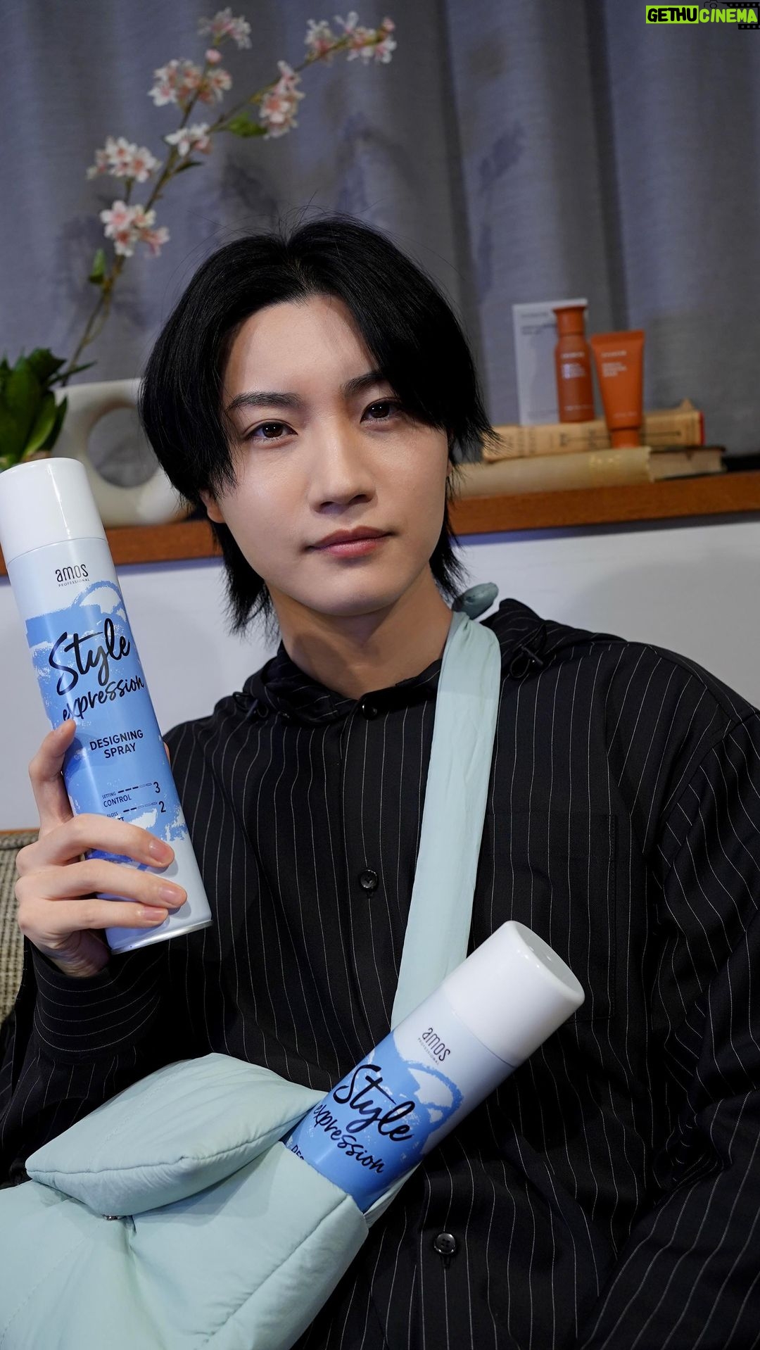 Dori Sakurada Instagram - amos アモスのヘアスタイリングスプレーのインスタライブを行いました! めちゃくちゃおすすめなので一度試してみて欲しいです🙇♂️ そしてアモスプロフェッショナル公式オンラインショップにて 数量限定で“桜田通スペシャルセット”販売中 さらにクーポンコード【DORI313】を入力すると送料無料 ※ご好評いただき、数量限定のスペシャルセットが完売したそうです…スプレー単体の購入はできるそうなので、ぜひサイトをチェックしてみてください! 〈セット内容〉 URL:https://amosprofessional.shop/smartphone/detail.html?id=000000000082 ①amos PROFESSIONAL スタイルエクスプレッション デザイニングスプレー 現品1個 ②AYUNCHE エンリッチボンディングミニキット(シャンプー/マスク) 1個 ③ AYUNCHE オリジナルサンプルキット(全5種のサンプルキッド) 1個 ④ AYUNCHE オリジナルミニバッグ ノベルティー 1個 @amosprofessional_jp #PR #スタイルエクスプレッションデザイニングスプレー #アモスプロフェッショナル #新生活へアレンジ 服 @th.products