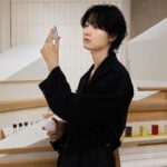 Dori Sakurada Instagram - GENTLE MONSTER & TAMBURINS 韓国発、グローバルファッションアイウェアブランド 『Gentle Monster』の東京フラッグシップストアがついにオープンします！ 東京には初進出で3月14日に青山にオープンします！ 『Gentle Monster Aoyama』はまさに完璧なジェントルモンスターの世界観が広がっていて、ファンだった方はもちろん、これからジェントルモンスターのアイテムをゲットしたい方にも大満足の空間でした✨ そして同ストア内に、規定されない美しさを探求する香りのブランド『TAMBURINS』の東京青山フラッグシップストアもオープンします！ タンバリンズも韓国発のブランドで、ファッショニスタから美容好きまで、幅広い層から絶大な人気を集めるブランドで、香りだけではなく視覚的にもユニークなプロダクトやオブジェがストア内並んでいました✨ ハンドクリームやリップバーム、可愛くて使いやすくてオススメです☺️ カボチャの形をしたキャンドルも可愛かったです🎃 ジェントルモンスターは大阪にはストアがあるのですが、タンバリンズもどちらも韓国発で、今までは実際にコレクションを手に取って見る機会は限られていたので、待望の東京、青山のストアオープンは僕もめちゃくちゃ嬉しいです！ 自分のショッピングもですが、どちらも友達へのギフトにもぴったりなので、通ってしまうと思います😌 ファッション、美容好きの皆さんは是非遊びに行ってみてください！✨ ストアではENHYPENのジェイクさん、ジョンウォンさん、ニキさん、そして三吉彩花様ともお会いすることができました💎✨ @gentlemonster @tamburinsofficial #PR #ジェントルモンスター #ジェントルモンスター青山 #GENTLEMONSTERAOYAMA #TAMBURINS #TAMBURINSAOYAMA #PUMKINI