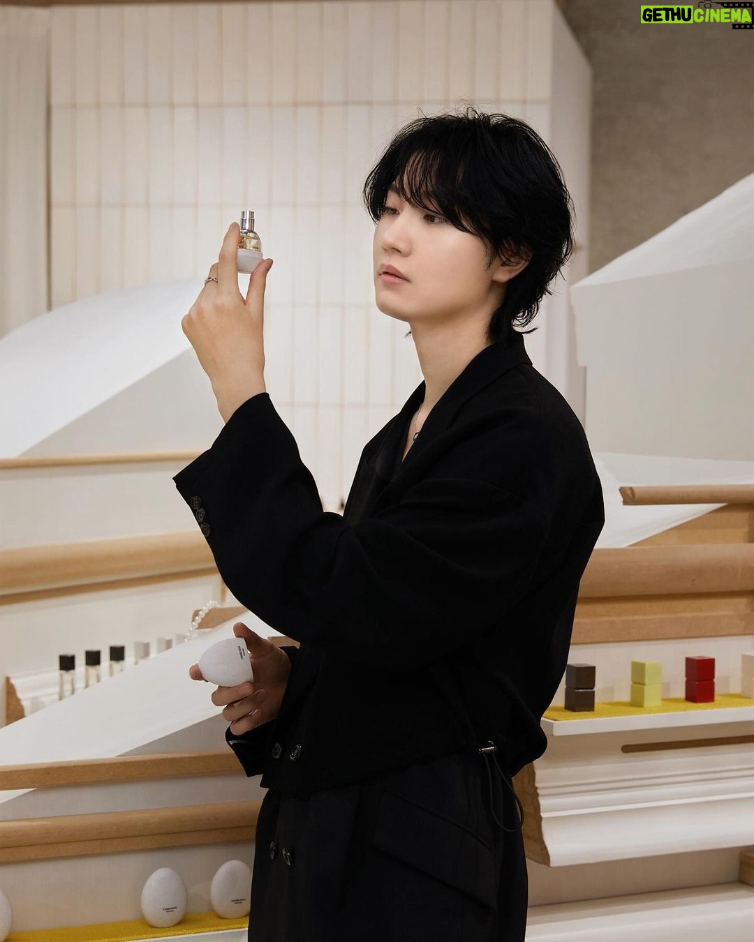 Dori Sakurada - 147.4K Likes - GENTLE MONSTER & TAMBURINS
韓国発、グローバルファッションアイウェアブランド
『Gentle Monster』の東京フラッグシップストアがついにオープンします!
東京には初進出で3月14日に青山にオープンします!
『Gentle Monster Aoyama』はまさに完璧なジェントルモンスターの世界観が広がっていて、ファンだった方はもちろん、これからジェントルモンスターのアイテムをゲットしたい方にも大満足の空間でした✨
そして同ストア内に、規定されない美しさを探求する香りのブランド『TAMBURINS』の東京青山フラッグシップストアもオープンします!
タンバリンズも韓国発のブランドで、ファッショニスタから美容好きまで、幅広い層から絶大な人気を集めるブランドで、香りだけではなく視覚的にもユニークなプロダクトやオブジェがストア内並んでいました✨
ハンドクリームやリップバーム、可愛くて使いやすくてオススメです☺️
カボチャの形をしたキャンドルも可愛かったです🎃
ジェントルモンスターは大阪にはストアがあるのですが、タンバリンズもどちらも韓国発で、今までは実際にコレクションを手に取って見る機会は限られていたので、待望の東京、青山のストアオープンは僕もめちゃくちゃ嬉しいです!
自分のショッピングもですが、どちらも友達へのギフトにもぴったりなので、通ってしまうと思います😌
ファッション、美容好きの皆さんは是非遊びに行ってみてください!✨
ストアではENHYPENのジェイクさん、ジョンウォンさん、ニキさん、そして三吉彩花様ともお会いすることができました💎✨
@gentlemonster @tamburinsofficial #PR
#ジェントルモンスター
#ジェントルモンスター青山
#GENTLEMONSTERAOYAMA #TAMBURINS
#TAMBURINSAOYAMA #PUMKINI