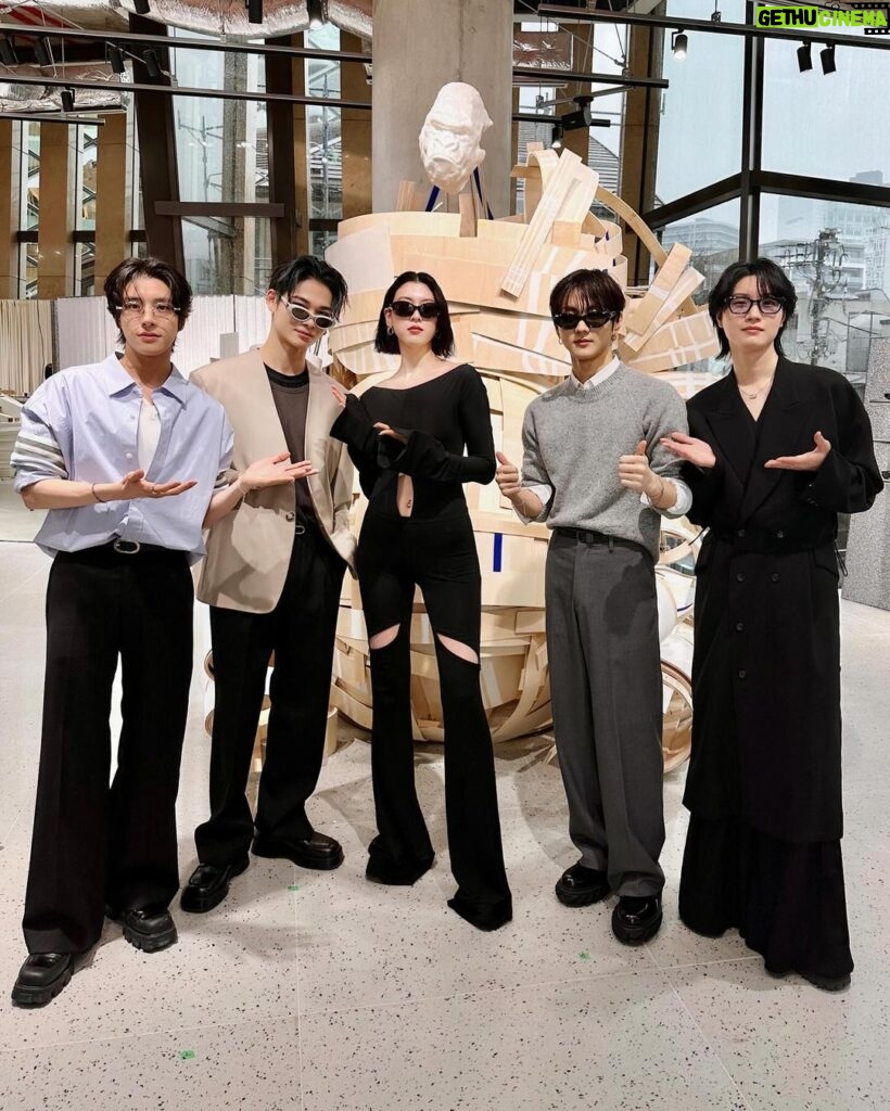 Dori Sakurada Instagram - GENTLE MONSTER & TAMBURINS 韓国発、グローバルファッションアイウェアブランド 『Gentle Monster』の東京フラッグシップストアがついにオープンします！ 東京には初進出で3月14日に青山にオープンします！ 『Gentle Monster Aoyama』はまさに完璧なジェントルモンスターの世界観が広がっていて、ファンだった方はもちろん、これからジェントルモンスターのアイテムをゲットしたい方にも大満足の空間でした✨ そして同ストア内に、規定されない美しさを探求する香りのブランド『TAMBURINS』の東京青山フラッグシップストアもオープンします！ タンバリンズも韓国発のブランドで、ファッショニスタから美容好きまで、幅広い層から絶大な人気を集めるブランドで、香りだけではなく視覚的にもユニークなプロダクトやオブジェがストア内並んでいました✨ ハンドクリームやリップバーム、可愛くて使いやすくてオススメです☺️ カボチャの形をしたキャンドルも可愛かったです🎃 ジェントルモンスターは大阪にはストアがあるのですが、タンバリンズもどちらも韓国発で、今までは実際にコレクションを手に取って見る機会は限られていたので、待望の東京、青山のストアオープンは僕もめちゃくちゃ嬉しいです！ 自分のショッピングもですが、どちらも友達へのギフトにもぴったりなので、通ってしまうと思います😌 ファッション、美容好きの皆さんは是非遊びに行ってみてください！✨ ストアではENHYPENのジェイクさん、ジョンウォンさん、ニキさん、そして三吉彩花様ともお会いすることができました💎✨ @gentlemonster @tamburinsofficial #PR #ジェントルモンスター #ジェントルモンスター青山 #GENTLEMONSTERAOYAMA #TAMBURINS #TAMBURINSAOYAMA #PUMKINI