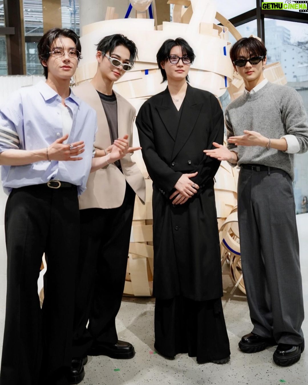Dori Sakurada - 147.4K Likes - GENTLE MONSTER & TAMBURINS
韓国発、グローバルファッションアイウェアブランド
『Gentle Monster』の東京フラッグシップストアがついにオープンします!
東京には初進出で3月14日に青山にオープンします!
『Gentle Monster Aoyama』はまさに完璧なジェントルモンスターの世界観が広がっていて、ファンだった方はもちろん、これからジェントルモンスターのアイテムをゲットしたい方にも大満足の空間でした✨
そして同ストア内に、規定されない美しさを探求する香りのブランド『TAMBURINS』の東京青山フラッグシップストアもオープンします!
タンバリンズも韓国発のブランドで、ファッショニスタから美容好きまで、幅広い層から絶大な人気を集めるブランドで、香りだけではなく視覚的にもユニークなプロダクトやオブジェがストア内並んでいました✨
ハンドクリームやリップバーム、可愛くて使いやすくてオススメです☺️
カボチャの形をしたキャンドルも可愛かったです🎃
ジェントルモンスターは大阪にはストアがあるのですが、タンバリンズもどちらも韓国発で、今までは実際にコレクションを手に取って見る機会は限られていたので、待望の東京、青山のストアオープンは僕もめちゃくちゃ嬉しいです!
自分のショッピングもですが、どちらも友達へのギフトにもぴったりなので、通ってしまうと思います😌
ファッション、美容好きの皆さんは是非遊びに行ってみてください!✨
ストアではENHYPENのジェイクさん、ジョンウォンさん、ニキさん、そして三吉彩花様ともお会いすることができました💎✨
@gentlemonster @tamburinsofficial #PR
#ジェントルモンスター
#ジェントルモンスター青山
#GENTLEMONSTERAOYAMA #TAMBURINS
#TAMBURINSAOYAMA #PUMKINI