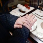 Dori Sakurada Instagram - Qeelin 中国からグローバル展開するファイン・ジュエラー『Qeelin / キーリン』が、この春から日本初フラッグシップストア“Qeelin Treasure Box”を銀座にオープンします！ オリエンタルモチーフをモダンなデザインに落とし込み、熟練の職人技術で仕上げられたジュエリーで、縁起が良いとされるものがモチーフによく使用されていて、僕はひょうたんモチーフと、パンダのBOBOと呼ばれるコレクションがどちらも可愛らしくてお気に入りでした🐼✨ ちなみにブランド名の「キーリン」は、日本でもよく知られている伝説上の霊獣「Qilin（麒麟）」に由来するそうで、麒麟は中国神話に登場し、幸運と愛の象徴とされているそうです✨ そして記念としてQeelinの世界観あふれたキュートなアフタヌーンティーも体験しました🫖 アジアでも特に注目されているジュエリーブランドがついに銀座にオープンします✨ ご興味がある方は是非、銀座のストアに遊びに行ってみて下さい！ @qeelinjewellery #QeelinJewellery #Qeelin #キーリン #PR