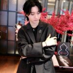 Dori Sakurada Instagram - Qeelin 中国からグローバル展開するファイン・ジュエラー『Qeelin / キーリン』が、この春から日本初フラッグシップストア“Qeelin Treasure Box”を銀座にオープンします！ オリエンタルモチーフをモダンなデザインに落とし込み、熟練の職人技術で仕上げられたジュエリーで、縁起が良いとされるものがモチーフによく使用されていて、僕はひょうたんモチーフと、パンダのBOBOと呼ばれるコレクションがどちらも可愛らしくてお気に入りでした🐼✨ ちなみにブランド名の「キーリン」は、日本でもよく知られている伝説上の霊獣「Qilin（麒麟）」に由来するそうで、麒麟は中国神話に登場し、幸運と愛の象徴とされているそうです✨ そして記念としてQeelinの世界観あふれたキュートなアフタヌーンティーも体験しました🫖 アジアでも特に注目されているジュエリーブランドがついに銀座にオープンします✨ ご興味がある方は是非、銀座のストアに遊びに行ってみて下さい！ @qeelinjewellery #QeelinJewellery #Qeelin #キーリン #PR