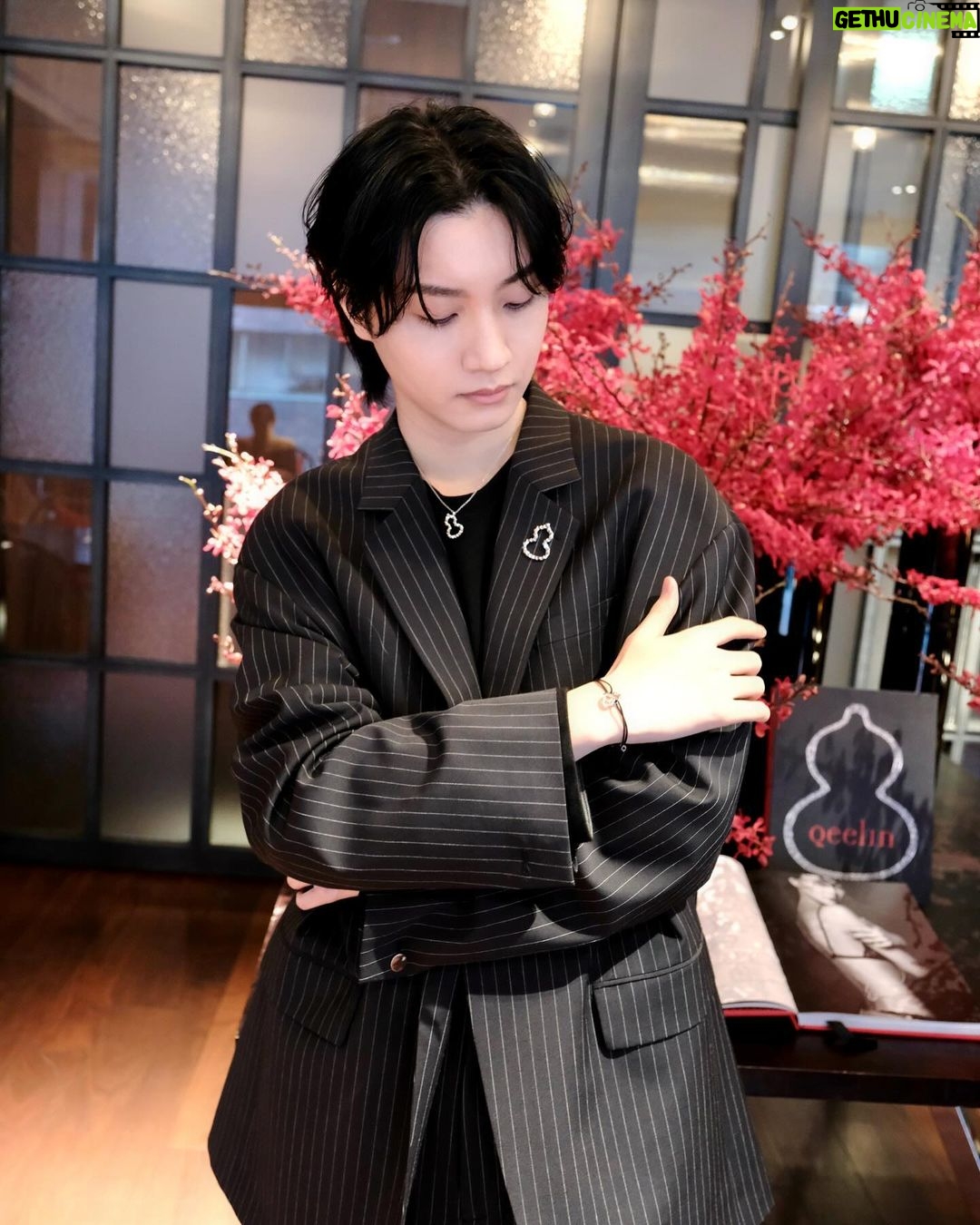 Dori Sakurada Instagram - Qeelin 中国からグローバル展開するファイン・ジュエラー『Qeelin / キーリン』が、この春から日本初フラッグシップストア“Qeelin Treasure Box”を銀座にオープンします! オリエンタルモチーフをモダンなデザインに落とし込み、熟練の職人技術で仕上げられたジュエリーで、縁起が良いとされるものがモチーフによく使用されていて、僕はひょうたんモチーフと、パンダのBOBOと呼ばれるコレクションがどちらも可愛らしくてお気に入りでした🐼✨ ちなみにブランド名の「キーリン」は、日本でもよく知られている伝説上の霊獣「Qilin(麒麟)」に由来するそうで、麒麟は中国神話に登場し、幸運と愛の象徴とされているそうです✨ そして記念としてQeelinの世界観あふれたキュートなアフタヌーンティーも体験しました🫖 アジアでも特に注目されているジュエリーブランドがついに銀座にオープンします✨ ご興味がある方は是非、銀座のストアに遊びに行ってみて下さい! @qeelinjewellery #QeelinJewellery #Qeelin #キーリン #PR
