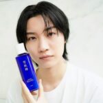Dori Sakurada Instagram - 雪肌精 年齢や性別を超え、すべての人に透明感を。 美白への追求、情熱と共に1985年に登場した雪肌精の化粧水❄️✨ この度ブランド誕生40年目に向け、はじめて薬用雪肌精がリニューアルしました！ その名も『薬用雪肌精 ブライトニング エッセンス ローション[医薬部外品]』 日本初 *美白 × 肌あれ防止のW効能の承認を取得した「甘草由来有効成分」が配合されていて、この成分はコーセーの独自有効成分であり、この化粧水にしか配合されていない特別な製品となっています！ そしてシミ、くすみ**、肌あれケアもしてくれ、みずみずしい透明素肌へと導く薬用美白化粧水となっています✨ 僕もこのリニューアルされた雪肌精の化粧水を試してみたところ、さらっとした白濁したバルクなのにあと肌はしっとりするし、昔からある雪肌精の香りも、とても安心感がありました😌 これからの美白や透明感、肌を整えてくれる期待を込めて継続して使用してみようと思います！ さらにリニューアルは成分だけではなく、パッケージも環境により配慮したものにアップデートされています🌱 新しくなった雪肌精の化粧水、ぜひ皆さんも試してみて下さい❄️✨ @sekkisei.official 販売名：雪肌精 化粧水 #PR #雪肌精 #スキンケア #化粧水 #美白化粧水 #薬用雪肌精 *有効成分グリチルレチン酸ステアリルSWにて、「美白」「肌あれ・あれ性」の効能を日本で初めて承認取得 **乾燥による
