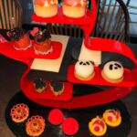 Dori Sakurada Instagram - Qeelin 中国からグローバル展開するファイン・ジュエラー『Qeelin / キーリン』が、この春から日本初フラッグシップストア“Qeelin Treasure Box”を銀座にオープンします！ オリエンタルモチーフをモダンなデザインに落とし込み、熟練の職人技術で仕上げられたジュエリーで、縁起が良いとされるものがモチーフによく使用されていて、僕はひょうたんモチーフと、パンダのBOBOと呼ばれるコレクションがどちらも可愛らしくてお気に入りでした🐼✨ ちなみにブランド名の「キーリン」は、日本でもよく知られている伝説上の霊獣「Qilin（麒麟）」に由来するそうで、麒麟は中国神話に登場し、幸運と愛の象徴とされているそうです✨ そして記念としてQeelinの世界観あふれたキュートなアフタヌーンティーも体験しました🫖 アジアでも特に注目されているジュエリーブランドがついに銀座にオープンします✨ ご興味がある方は是非、銀座のストアに遊びに行ってみて下さい！ @qeelinjewellery #QeelinJewellery #Qeelin #キーリン #PR