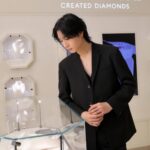Dori Sakurada Instagram - SWAROVSKI スワロフスキーから、ダイヤモンドが生成される自然のプロセスを再現した革新的な製法で作られた『ラボラトリー・グロウン・ダイヤモンド』を使用したコレクション『Created Diamonds』が誕生しました！ この『ラボラトリー・グロウン・ダイヤモンド』は科学的、物理的、光学的属性のすべてにおいて、採掘されたダイヤモンドとまったく変わらないダイヤモンドとなっていて、さらに生成、カット、研磨の全プロセスとジュエリーの製造工程のすべてにおいて100%再生エネルギーが使用されている、環境にも配慮されている特別なダイヤモンドになっています💎 選択肢を広げながら、クオリティも重視できる、現代において本当に素晴らしいコレクションが誕生したと思いました！ 実際にコレクションを拝見した際も、革新的な製法への感動もしながらも、ただ純粋にコレクションの持つエネルギーや魅力、その輝きに心を奪われてしまいました✨ 僕は素敵なダイヤモンドのリングをあえてピンキーリングにする合わせ方がお気に入りでした☺️ スワロフスキー銀座店も本当に美しく洗練された空間で、いるだけで気持ちが輝き晴れやかになるので、新たなコレクションと共に是非見に行ってみて下さい！✨ @swarovski #Swarovski #SwarovskiCreatedDiamonds #スワロフスキージュエリー #PR