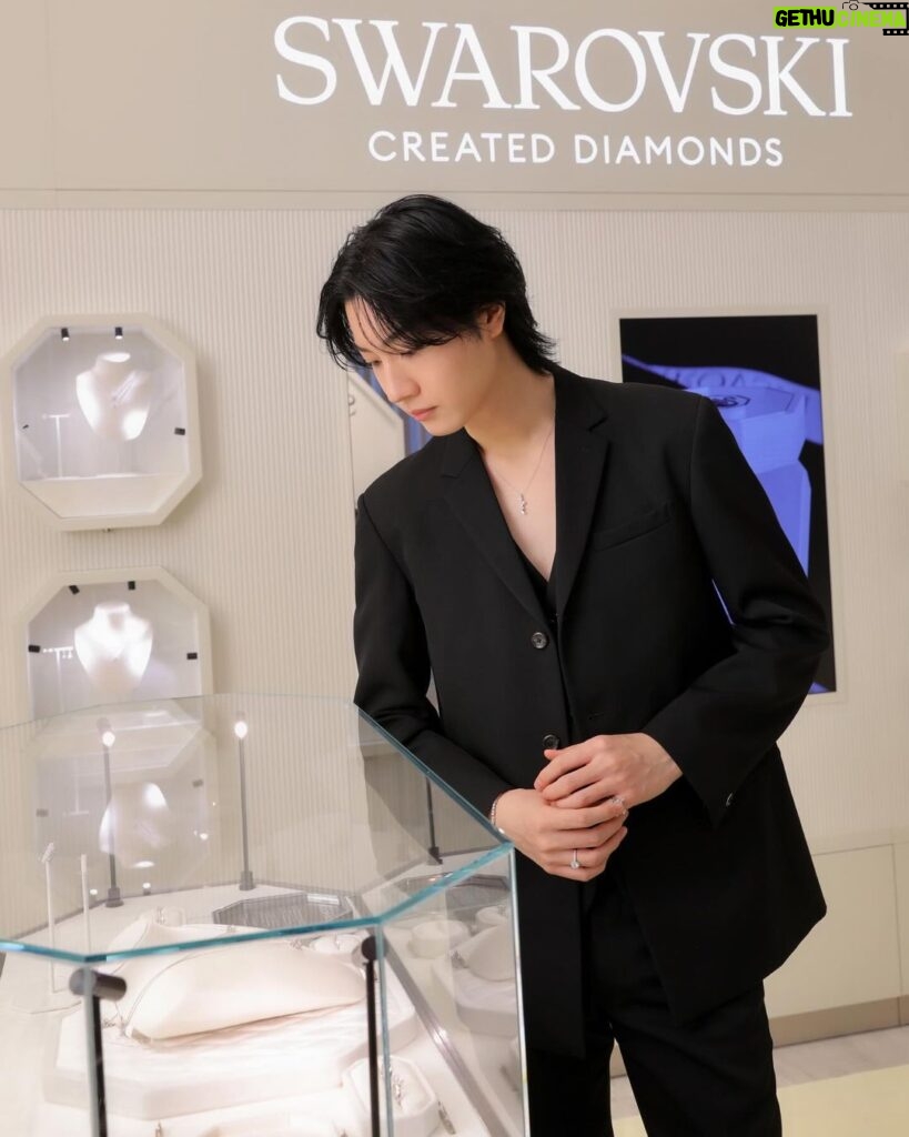 Dori Sakurada Instagram - SWAROVSKI スワロフスキーから、ダイヤモンドが生成される自然のプロセスを再現した革新的な製法で作られた『ラボラトリー・グロウン・ダイヤモンド』を使用したコレクション『Created Diamonds』が誕生しました！ この『ラボラトリー・グロウン・ダイヤモンド』は科学的、物理的、光学的属性のすべてにおいて、採掘されたダイヤモンドとまったく変わらないダイヤモンドとなっていて、さらに生成、カット、研磨の全プロセスとジュエリーの製造工程のすべてにおいて100%再生エネルギーが使用されている、環境にも配慮されている特別なダイヤモンドになっています💎 選択肢を広げながら、クオリティも重視できる、現代において本当に素晴らしいコレクションが誕生したと思いました！ 実際にコレクションを拝見した際も、革新的な製法への感動もしながらも、ただ純粋にコレクションの持つエネルギーや魅力、その輝きに心を奪われてしまいました✨ 僕は素敵なダイヤモンドのリングをあえてピンキーリングにする合わせ方がお気に入りでした☺ スワロフスキー銀座店も本当に美しく洗練された空間で、いるだけで気持ちが輝き晴れやかになるので、新たなコレクションと共に是非見に行ってみて下さい！✨ @swarovski #Swarovski #SwarovskiCreatedDiamonds #スワロフスキージュエリー #PR