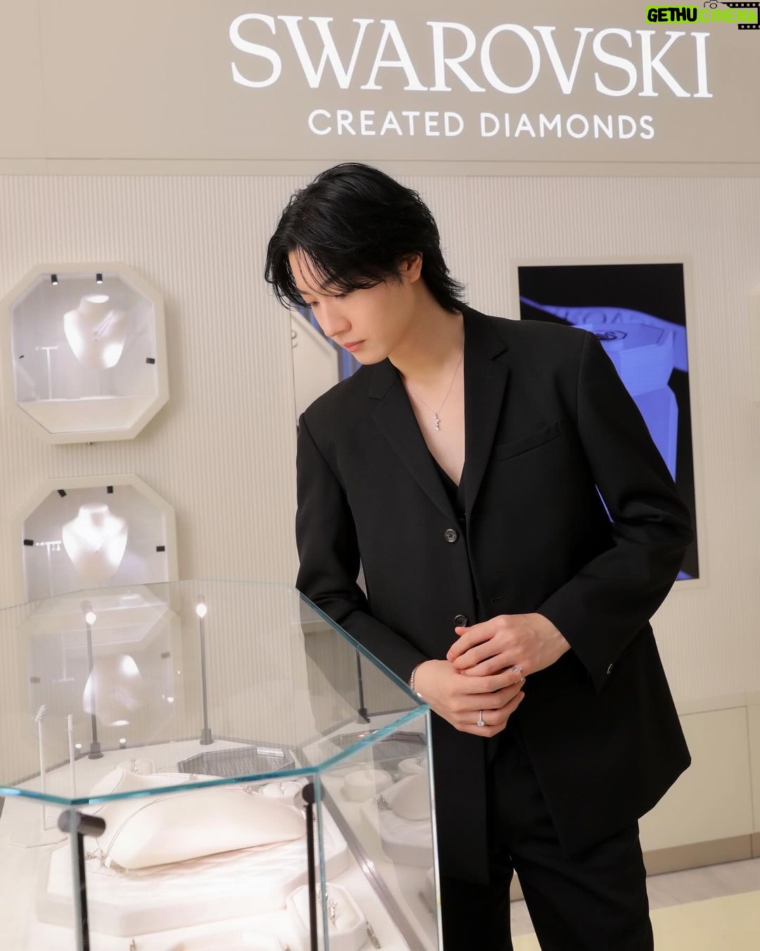 Dori Sakurada Instagram - SWAROVSKI スワロフスキーから、ダイヤモンドが生成される自然のプロセスを再現した革新的な製法で作られた『ラボラトリー・グロウン・ダイヤモンド』を使用したコレクション『Created Diamonds』が誕生しました! この『ラボラトリー・グロウン・ダイヤモンド』は科学的、物理的、光学的属性のすべてにおいて、採掘されたダイヤモンドとまったく変わらないダイヤモンドとなっていて、さらに生成、カット、研磨の全プロセスとジュエリーの製造工程のすべてにおいて100%再生エネルギーが使用されている、環境にも配慮されている特別なダイヤモンドになっています💎 選択肢を広げながら、クオリティも重視できる、現代において本当に素晴らしいコレクションが誕生したと思いました! 実際にコレクションを拝見した際も、革新的な製法への感動もしながらも、ただ純粋にコレクションの持つエネルギーや魅力、その輝きに心を奪われてしまいました✨ 僕は素敵なダイヤモンドのリングをあえてピンキーリングにする合わせ方がお気に入りでした☺️ スワロフスキー銀座店も本当に美しく洗練された空間で、いるだけで気持ちが輝き晴れやかになるので、新たなコレクションと共に是非見に行ってみて下さい!✨ @swarovski #Swarovski #SwarovskiCreatedDiamonds #スワロフスキージュエリー #PR