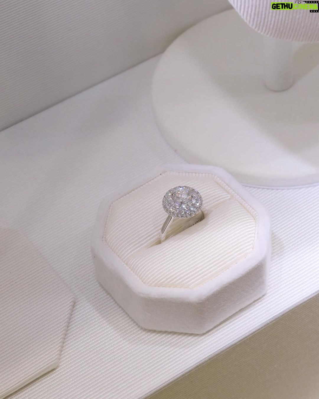 Dori Sakurada Instagram - SWAROVSKI スワロフスキーから、ダイヤモンドが生成される自然のプロセスを再現した革新的な製法で作られた『ラボラトリー・グロウン・ダイヤモンド』を使用したコレクション『Created Diamonds』が誕生しました! この『ラボラトリー・グロウン・ダイヤモンド』は科学的、物理的、光学的属性のすべてにおいて、採掘されたダイヤモンドとまったく変わらないダイヤモンドとなっていて、さらに生成、カット、研磨の全プロセスとジュエリーの製造工程のすべてにおいて100%再生エネルギーが使用されている、環境にも配慮されている特別なダイヤモンドになっています💎 選択肢を広げながら、クオリティも重視できる、現代において本当に素晴らしいコレクションが誕生したと思いました! 実際にコレクションを拝見した際も、革新的な製法への感動もしながらも、ただ純粋にコレクションの持つエネルギーや魅力、その輝きに心を奪われてしまいました✨ 僕は素敵なダイヤモンドのリングをあえてピンキーリングにする合わせ方がお気に入りでした☺️ スワロフスキー銀座店も本当に美しく洗練された空間で、いるだけで気持ちが輝き晴れやかになるので、新たなコレクションと共に是非見に行ってみて下さい!✨ @swarovski #Swarovski #SwarovskiCreatedDiamonds #スワロフスキージュエリー #PR