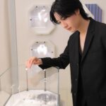 Dori Sakurada Instagram - SWAROVSKI スワロフスキーから、ダイヤモンドが生成される自然のプロセスを再現した革新的な製法で作られた『ラボラトリー・グロウン・ダイヤモンド』を使用したコレクション『Created Diamonds』が誕生しました！ この『ラボラトリー・グロウン・ダイヤモンド』は科学的、物理的、光学的属性のすべてにおいて、採掘されたダイヤモンドとまったく変わらないダイヤモンドとなっていて、さらに生成、カット、研磨の全プロセスとジュエリーの製造工程のすべてにおいて100%再生エネルギーが使用されている、環境にも配慮されている特別なダイヤモンドになっています💎 選択肢を広げながら、クオリティも重視できる、現代において本当に素晴らしいコレクションが誕生したと思いました！ 実際にコレクションを拝見した際も、革新的な製法への感動もしながらも、ただ純粋にコレクションの持つエネルギーや魅力、その輝きに心を奪われてしまいました✨ 僕は素敵なダイヤモンドのリングをあえてピンキーリングにする合わせ方がお気に入りでした☺️ スワロフスキー銀座店も本当に美しく洗練された空間で、いるだけで気持ちが輝き晴れやかになるので、新たなコレクションと共に是非見に行ってみて下さい！✨ @swarovski #Swarovski #SwarovskiCreatedDiamonds #スワロフスキージュエリー #PR