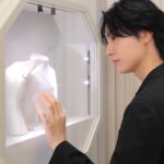 Dori Sakurada Instagram - SWAROVSKI スワロフスキーから、ダイヤモンドが生成される自然のプロセスを再現した革新的な製法で作られた『ラボラトリー・グロウン・ダイヤモンド』を使用したコレクション『Created Diamonds』が誕生しました！ この『ラボラトリー・グロウン・ダイヤモンド』は科学的、物理的、光学的属性のすべてにおいて、採掘されたダイヤモンドとまったく変わらないダイヤモンドとなっていて、さらに生成、カット、研磨の全プロセスとジュエリーの製造工程のすべてにおいて100%再生エネルギーが使用されている、環境にも配慮されている特別なダイヤモンドになっています💎 選択肢を広げながら、クオリティも重視できる、現代において本当に素晴らしいコレクションが誕生したと思いました！ 実際にコレクションを拝見した際も、革新的な製法への感動もしながらも、ただ純粋にコレクションの持つエネルギーや魅力、その輝きに心を奪われてしまいました✨ 僕は素敵なダイヤモンドのリングをあえてピンキーリングにする合わせ方がお気に入りでした☺️ スワロフスキー銀座店も本当に美しく洗練された空間で、いるだけで気持ちが輝き晴れやかになるので、新たなコレクションと共に是非見に行ってみて下さい！✨ @swarovski #Swarovski #SwarovskiCreatedDiamonds #スワロフスキージュエリー #PR
