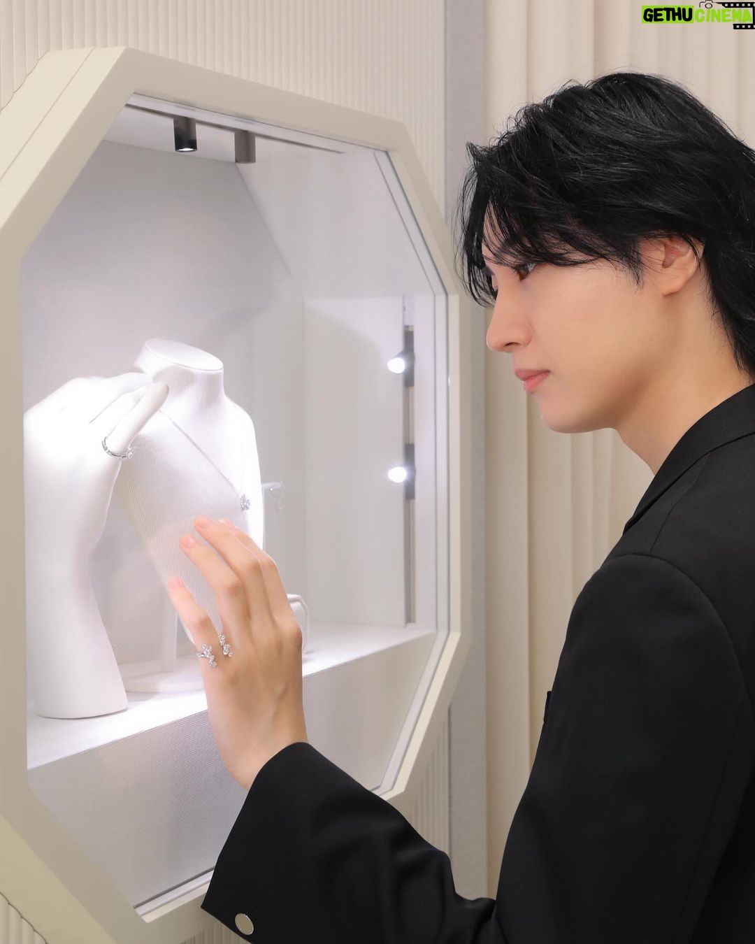 Dori Sakurada Instagram - SWAROVSKI スワロフスキーから、ダイヤモンドが生成される自然のプロセスを再現した革新的な製法で作られた『ラボラトリー・グロウン・ダイヤモンド』を使用したコレクション『Created Diamonds』が誕生しました! この『ラボラトリー・グロウン・ダイヤモンド』は科学的、物理的、光学的属性のすべてにおいて、採掘されたダイヤモンドとまったく変わらないダイヤモンドとなっていて、さらに生成、カット、研磨の全プロセスとジュエリーの製造工程のすべてにおいて100%再生エネルギーが使用されている、環境にも配慮されている特別なダイヤモンドになっています💎 選択肢を広げながら、クオリティも重視できる、現代において本当に素晴らしいコレクションが誕生したと思いました! 実際にコレクションを拝見した際も、革新的な製法への感動もしながらも、ただ純粋にコレクションの持つエネルギーや魅力、その輝きに心を奪われてしまいました✨ 僕は素敵なダイヤモンドのリングをあえてピンキーリングにする合わせ方がお気に入りでした☺️ スワロフスキー銀座店も本当に美しく洗練された空間で、いるだけで気持ちが輝き晴れやかになるので、新たなコレクションと共に是非見に行ってみて下さい!✨ @swarovski #Swarovski #SwarovskiCreatedDiamonds #スワロフスキージュエリー #PR
