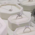 Dori Sakurada Instagram - SWAROVSKI スワロフスキーから、ダイヤモンドが生成される自然のプロセスを再現した革新的な製法で作られた『ラボラトリー・グロウン・ダイヤモンド』を使用したコレクション『Created Diamonds』が誕生しました！ この『ラボラトリー・グロウン・ダイヤモンド』は科学的、物理的、光学的属性のすべてにおいて、採掘されたダイヤモンドとまったく変わらないダイヤモンドとなっていて、さらに生成、カット、研磨の全プロセスとジュエリーの製造工程のすべてにおいて100%再生エネルギーが使用されている、環境にも配慮されている特別なダイヤモンドになっています💎 選択肢を広げながら、クオリティも重視できる、現代において本当に素晴らしいコレクションが誕生したと思いました！ 実際にコレクションを拝見した際も、革新的な製法への感動もしながらも、ただ純粋にコレクションの持つエネルギーや魅力、その輝きに心を奪われてしまいました✨ 僕は素敵なダイヤモンドのリングをあえてピンキーリングにする合わせ方がお気に入りでした☺️ スワロフスキー銀座店も本当に美しく洗練された空間で、いるだけで気持ちが輝き晴れやかになるので、新たなコレクションと共に是非見に行ってみて下さい！✨ @swarovski #Swarovski #SwarovskiCreatedDiamonds #スワロフスキージュエリー #PR