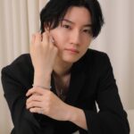 Dori Sakurada Instagram - SWAROVSKI スワロフスキーから、ダイヤモンドが生成される自然のプロセスを再現した革新的な製法で作られた『ラボラトリー・グロウン・ダイヤモンド』を使用したコレクション『Created Diamonds』が誕生しました！ この『ラボラトリー・グロウン・ダイヤモンド』は科学的、物理的、光学的属性のすべてにおいて、採掘されたダイヤモンドとまったく変わらないダイヤモンドとなっていて、さらに生成、カット、研磨の全プロセスとジュエリーの製造工程のすべてにおいて100%再生エネルギーが使用されている、環境にも配慮されている特別なダイヤモンドになっています💎 選択肢を広げながら、クオリティも重視できる、現代において本当に素晴らしいコレクションが誕生したと思いました！ 実際にコレクションを拝見した際も、革新的な製法への感動もしながらも、ただ純粋にコレクションの持つエネルギーや魅力、その輝きに心を奪われてしまいました✨ 僕は素敵なダイヤモンドのリングをあえてピンキーリングにする合わせ方がお気に入りでした☺️ スワロフスキー銀座店も本当に美しく洗練された空間で、いるだけで気持ちが輝き晴れやかになるので、新たなコレクションと共に是非見に行ってみて下さい！✨ @swarovski #Swarovski #SwarovskiCreatedDiamonds #スワロフスキージュエリー #PR