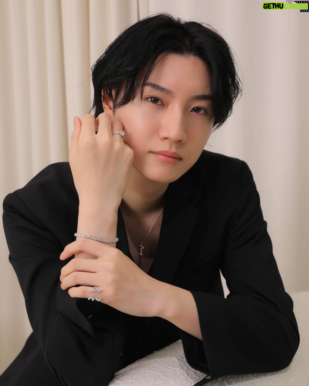 Dori Sakurada Instagram - SWAROVSKI スワロフスキーから、ダイヤモンドが生成される自然のプロセスを再現した革新的な製法で作られた『ラボラトリー・グロウン・ダイヤモンド』を使用したコレクション『Created Diamonds』が誕生しました! この『ラボラトリー・グロウン・ダイヤモンド』は科学的、物理的、光学的属性のすべてにおいて、採掘されたダイヤモンドとまったく変わらないダイヤモンドとなっていて、さらに生成、カット、研磨の全プロセスとジュエリーの製造工程のすべてにおいて100%再生エネルギーが使用されている、環境にも配慮されている特別なダイヤモンドになっています💎 選択肢を広げながら、クオリティも重視できる、現代において本当に素晴らしいコレクションが誕生したと思いました! 実際にコレクションを拝見した際も、革新的な製法への感動もしながらも、ただ純粋にコレクションの持つエネルギーや魅力、その輝きに心を奪われてしまいました✨ 僕は素敵なダイヤモンドのリングをあえてピンキーリングにする合わせ方がお気に入りでした☺️ スワロフスキー銀座店も本当に美しく洗練された空間で、いるだけで気持ちが輝き晴れやかになるので、新たなコレクションと共に是非見に行ってみて下さい!✨ @swarovski #Swarovski #SwarovskiCreatedDiamonds #スワロフスキージュエリー #PR