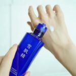 Dori Sakurada Instagram - 雪肌精 年齢や性別を超え、すべての人に透明感を。 美白への追求、情熱と共に1985年に登場した雪肌精の化粧水❄️✨ この度ブランド誕生40年目に向け、はじめて薬用雪肌精がリニューアルしました！ その名も『薬用雪肌精 ブライトニング エッセンス ローション[医薬部外品]』 日本初 *美白 × 肌あれ防止のW効能の承認を取得した「甘草由来有効成分」が配合されていて、この成分はコーセーの独自有効成分であり、この化粧水にしか配合されていない特別な製品となっています！ そしてシミ、くすみ**、肌あれケアもしてくれ、みずみずしい透明素肌へと導く薬用美白化粧水となっています✨ 僕もこのリニューアルされた雪肌精の化粧水を試してみたところ、さらっとした白濁したバルクなのにあと肌はしっとりするし、昔からある雪肌精の香りも、とても安心感がありました😌 これからの美白や透明感、肌を整えてくれる期待を込めて継続して使用してみようと思います！ さらにリニューアルは成分だけではなく、パッケージも環境により配慮したものにアップデートされています🌱 新しくなった雪肌精の化粧水、ぜひ皆さんも試してみて下さい❄️✨ @sekkisei.official 販売名：雪肌精 化粧水 #PR #雪肌精 #スキンケア #化粧水 #美白化粧水 #薬用雪肌精 *有効成分グリチルレチン酸ステアリルSWにて、「美白」「肌あれ・あれ性」の効能を日本で初めて承認取得 **乾燥による