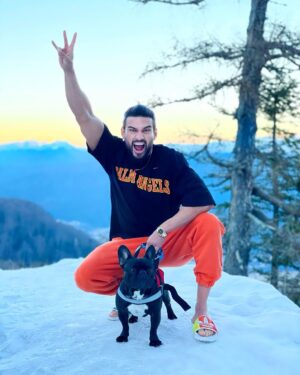Dorian Popa Instagram - 24H in MASINA aka CEL MAI GREU CHALLENGE pe care l'am facut pana acum 😳
cine a vazut VLOG'ul ⁉️👀