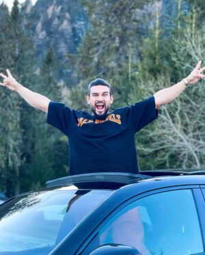 Dorian Popa Instagram - 24H in MASINA aka CEL MAI GREU CHALLENGE pe care l'am facut pana acum 😳
cine a vazut VLOG'ul ⁉️👀