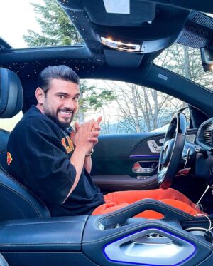 Dorian Popa Instagram - 24H in MASINA aka CEL MAI GREU CHALLENGE pe care l'am facut pana acum 😳
cine a vazut VLOG'ul ⁉️👀