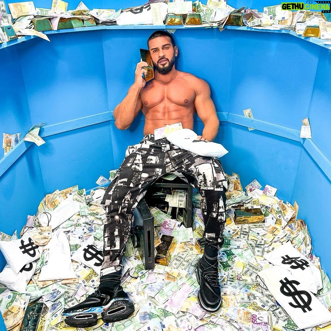 Dorian Popa Instagram - M O N E Y moves 🤑