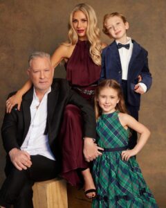 Dorit Kemsley Instagram - Happy, Merry, Everything, with love from The Kemsley’s 🫶🏼♥️🎄🕎😚👨‍👩‍👧‍👦