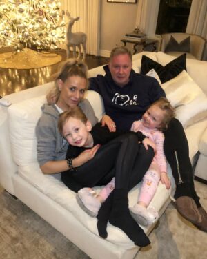 Dorit Kemsley Instagram - the only bubble I live in is a love bubble. sending much love to everyone for a happy and joyous holiday season. ♥️🎄🕎✨ holiday throwback 🤍