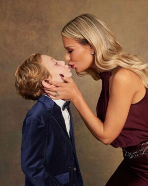 Dorit Kemsley Instagram - Happy, Merry, Everything, with love from The Kemsley’s 🫶🏼♥️🎄🕎😚👨‍👩‍👧‍👦