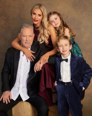 Dorit Kemsley Instagram - Happy, Merry, Everything, with love from The Kemsley’s 🫶🏼♥️🎄🕎😚👨‍👩‍👧‍👦