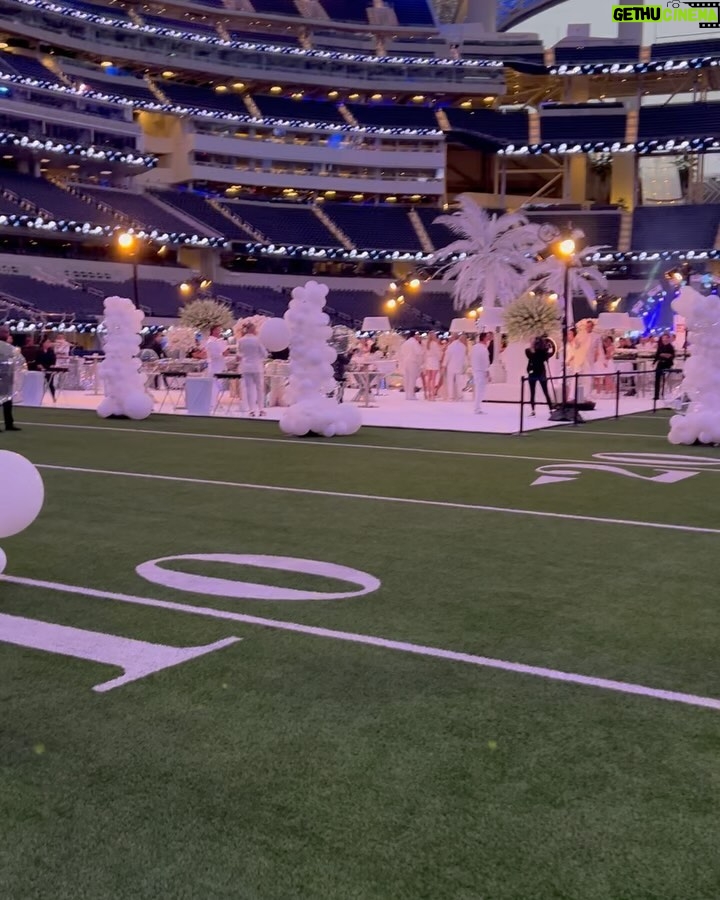 Dorit Kemsley Instagram - Don’t miss the season finale of #rhobh tonight! @bravo Kyle returned to her roots and brought back her iconic ‘white party’ theme but this time she chose a venue that will be very difficult to top! Wow! It was one for the books! 🤍💎