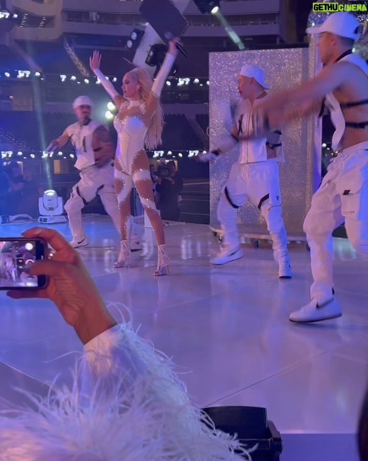 Dorit Kemsley Instagram - Don’t miss the season finale of #rhobh tonight! @bravo Kyle returned to her roots and brought back her iconic ‘white party’ theme but this time she chose a venue that will be very difficult to top! Wow! It was one for the books! 🤍💎