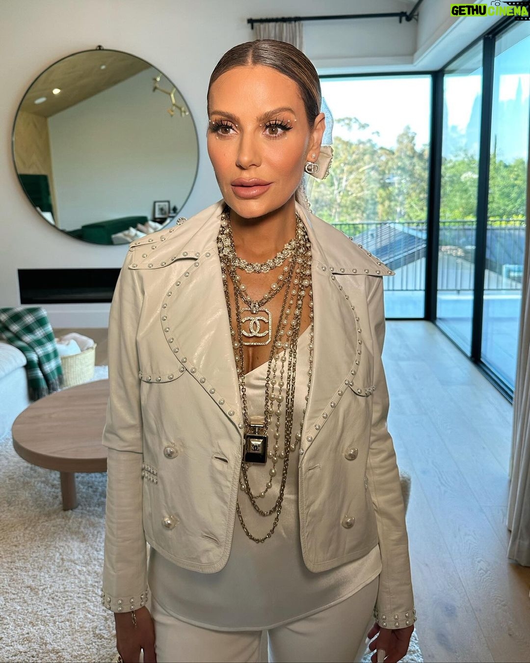 Dorit Kemsley Instagram - Don’t miss the season finale of #rhobh tonight! @bravo Kyle returned to her roots and brought back her iconic ‘white party’ theme but this time she chose a venue that will be very difficult to top! Wow! It was one for the books! 🤍💎