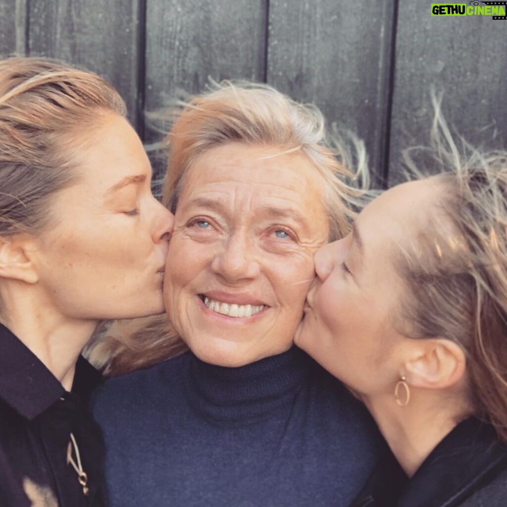 Doutzen Kroes Instagram - Wy hâlde san soad fan mem ❤️ LOKWINSKE 💫 Our dearest mem is turning 65 today! She’s my biggest inspiration and example! I want to be like her when I grow up 🙏😍