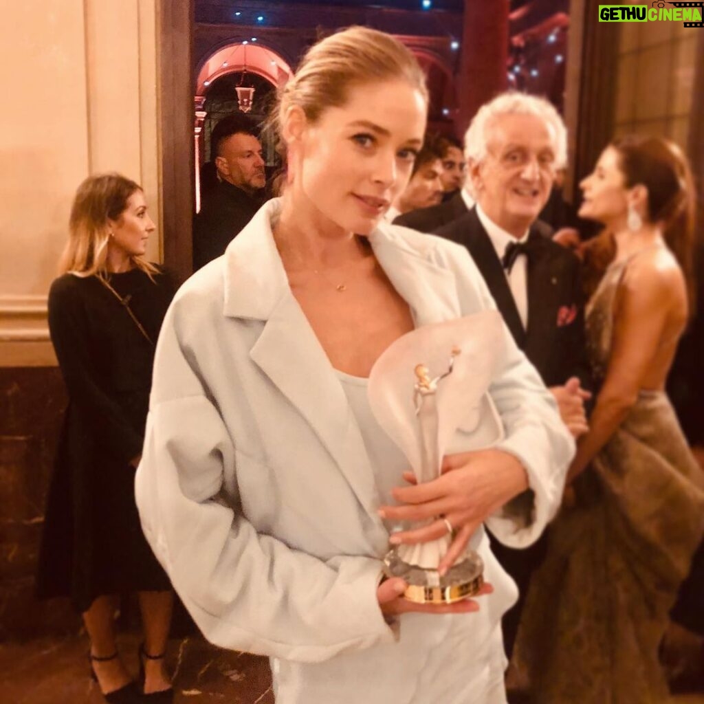Doutzen Kroes Instagram - Last night I won the award for social media game changer in Milan at the Green Carpet Fashion Awards! More then ever I realize the incredible power of social media and how important it is that we can raise awareness for what we stand for in my case @knotonmyplanet ❤️🐘❤️ It was amazing to witness what @liviafirth and her team of @ecoage created and to be in a room full of people that believe that our industry can be more eco-friendly and supportive of sustainable technology and design. We will need to take responsibility! Thank you 💚 #gcfa Milano, Italia