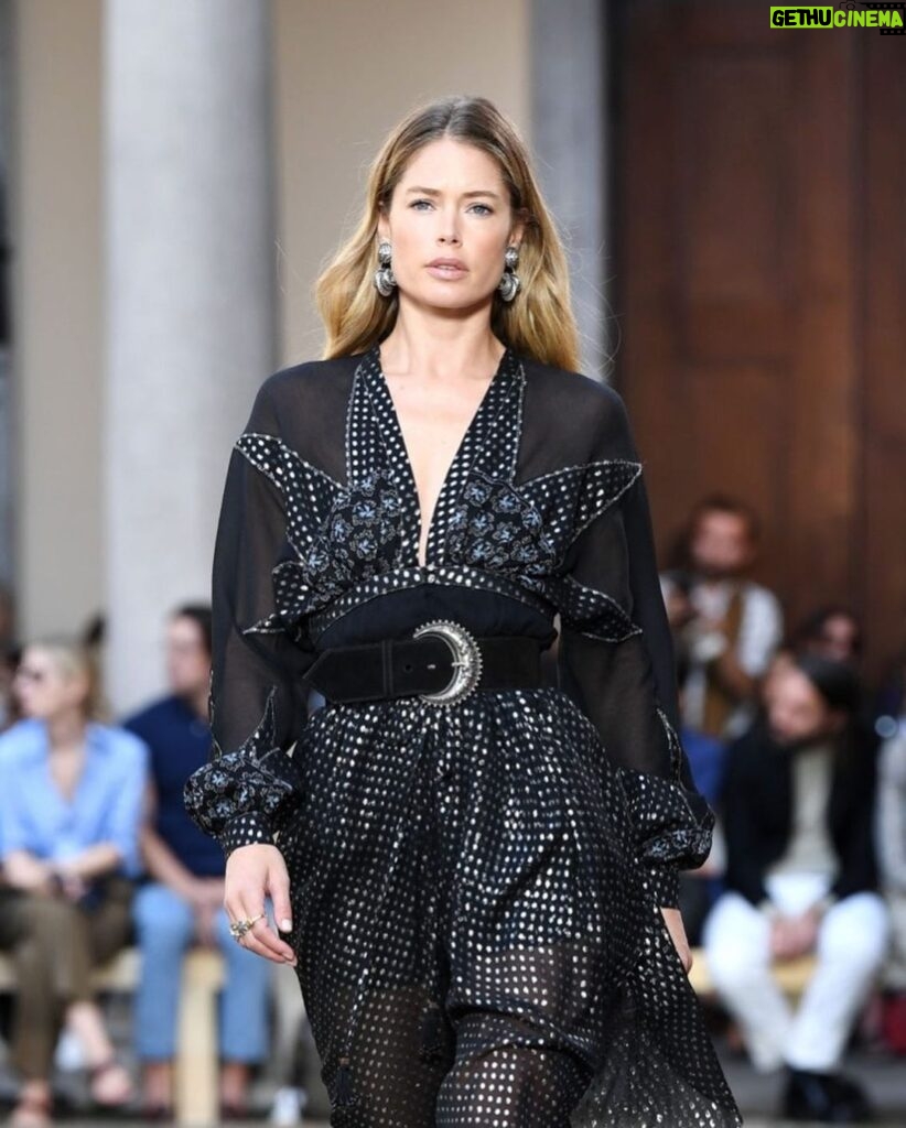 Doutzen Kroes Instagram - Thank you @etro, it was an honor to open the show today! In love with the collection! ❤️🙏🏼 @sagliogeraldine @pg_dmcasting Milano, Italia