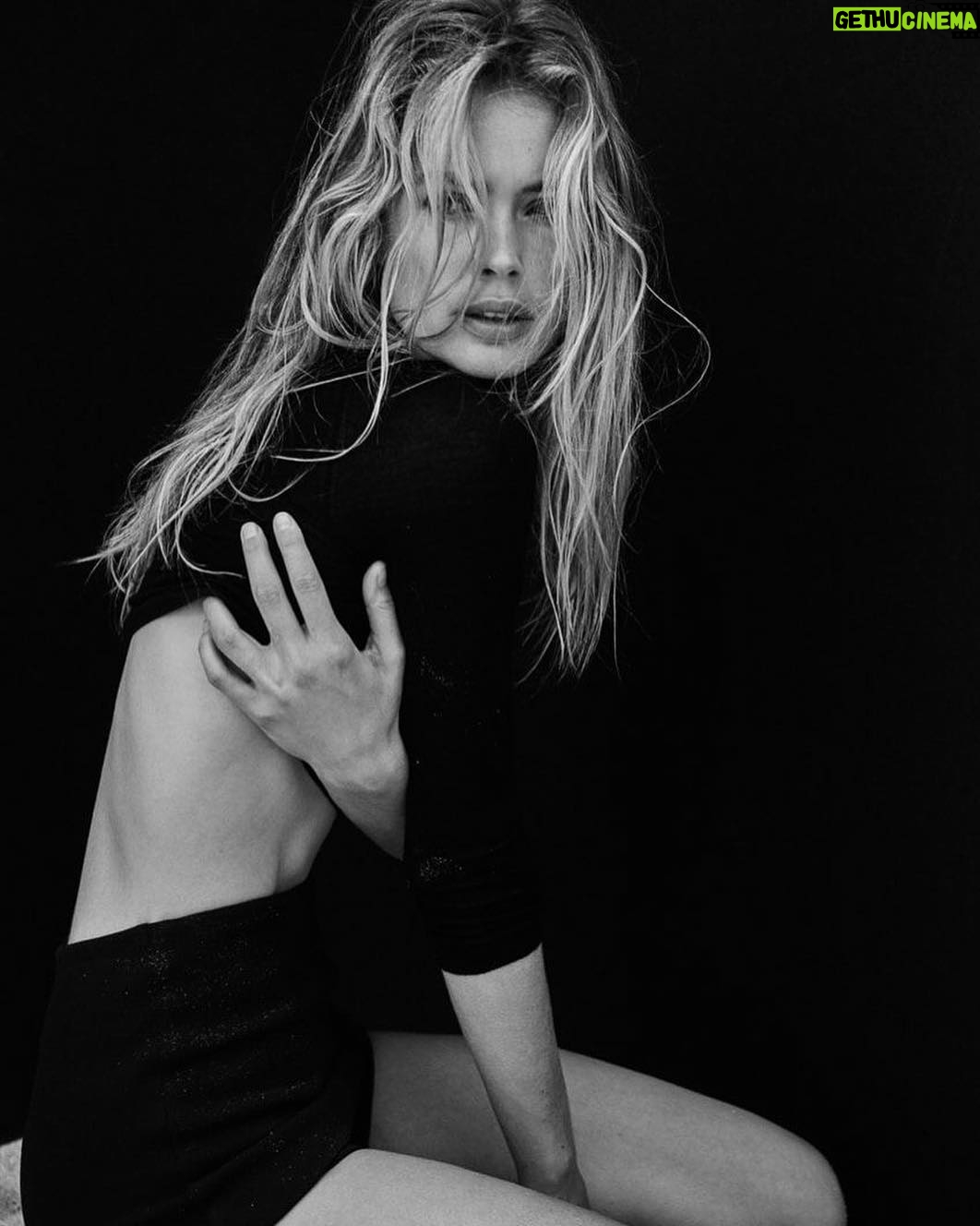 Doutzen Kroes Instagram - Sunday 🖤 Ukraine