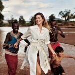 Doutzen Kroes Instagram - Together with the Samburu warriors who have so much passion for saving the elephants ♥️