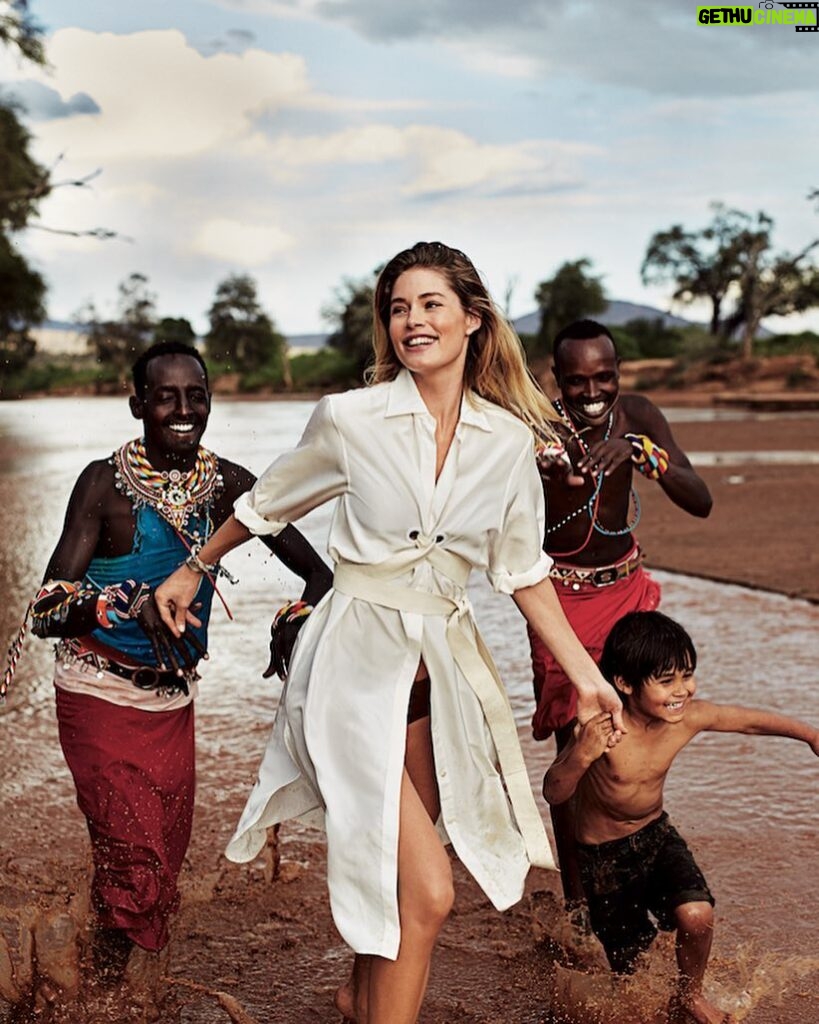 Doutzen Kroes Instagram - Together with the Samburu warriors who have so much passion for saving the elephants ♥️