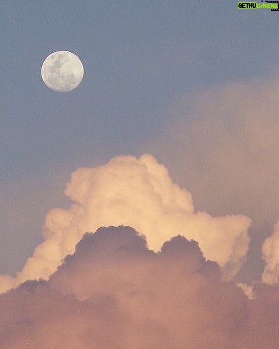 Doutzen Kroes Instagram - Bright sky / full moon - time for me to let go of the old and unwanted. - 📸 source unknown