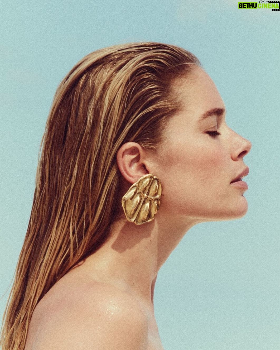 Doutzen Kroes Instagram - Things to do: Pick up the kids Get groceries Go to Pilates Read in my book Nap Cook Nap Clean the bathroom Nap Netflix Nap