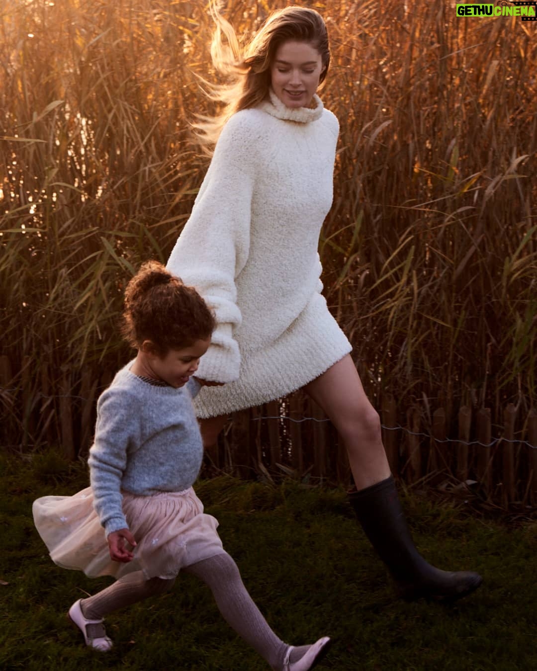 Doutzen Kroes Instagram - What I would always want my day to start with; an early morning walk with my baby #fryslân