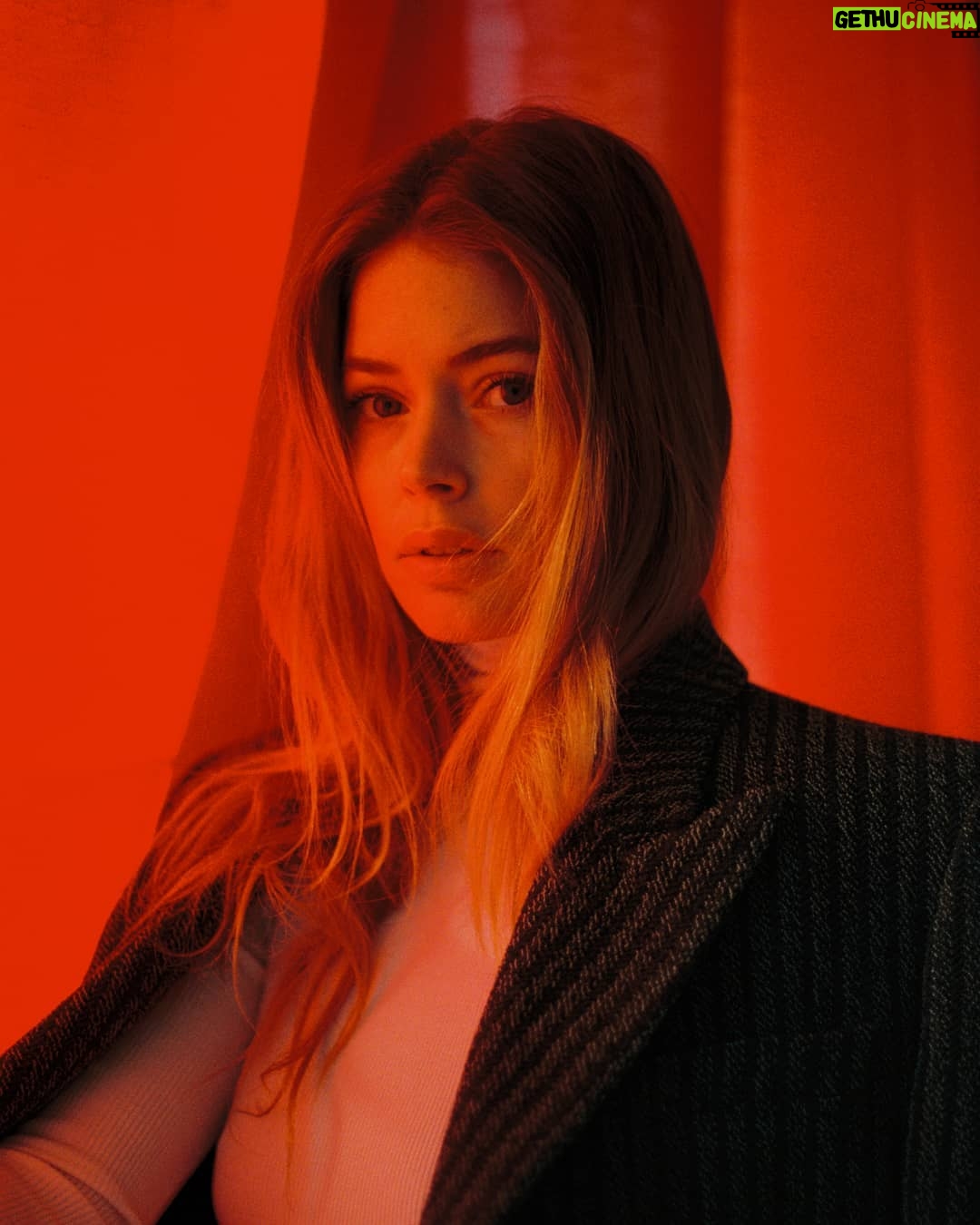 Doutzen Kroes Instagram - These neon red lights 🔥