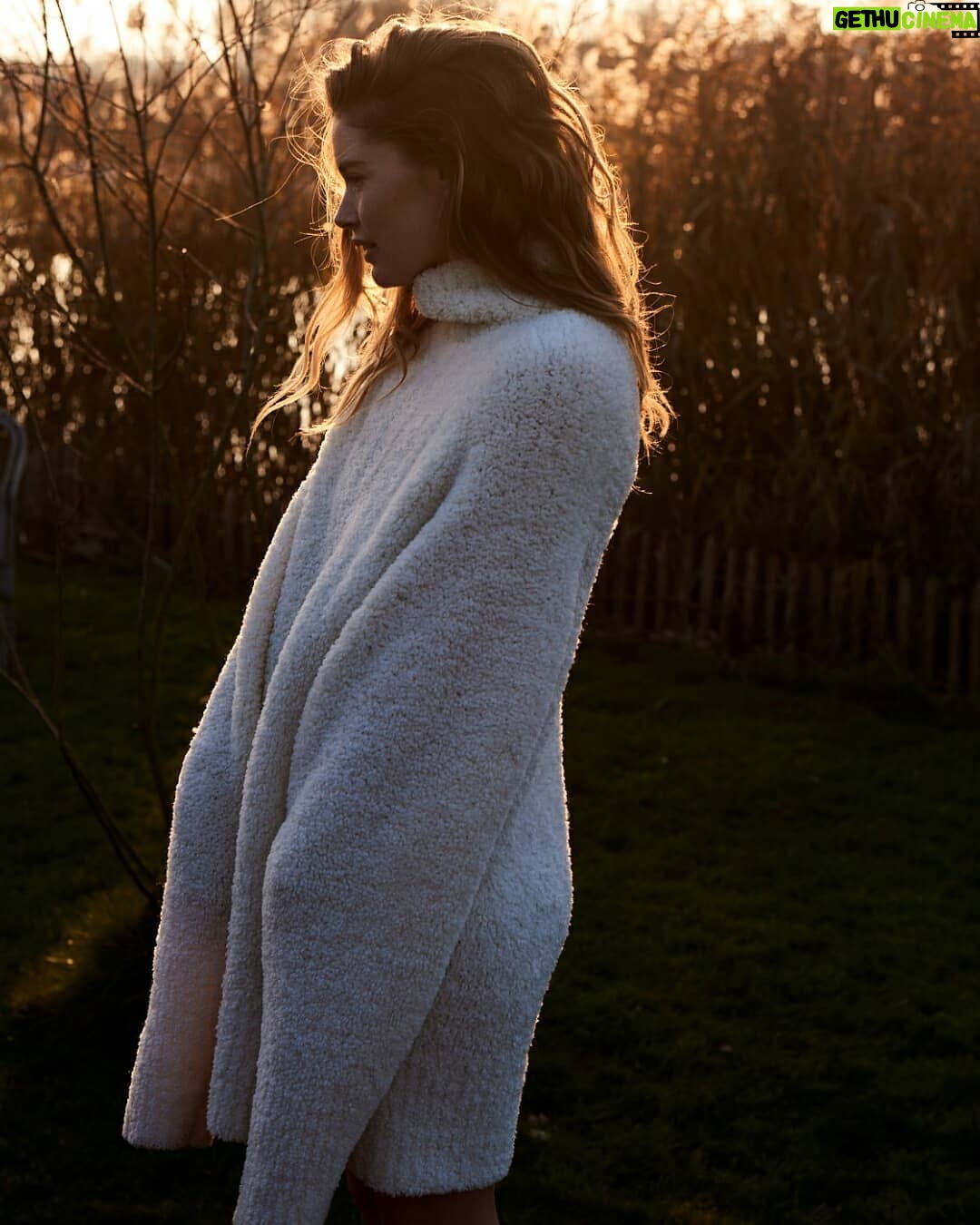 Doutzen Kroes Instagram - Back home with my loved ones. Enjoying nature and wearing one of my favourite comfy sweaters. #happymoments
