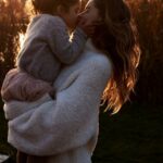 Doutzen Kroes Instagram - Back home with my loved ones. Enjoying nature and wearing one of my favourite comfy sweaters. #happymoments
