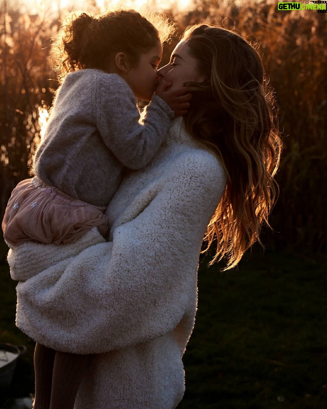 Doutzen Kroes Instagram - Back home with my loved ones. Enjoying nature and wearing one of my favourite comfy sweaters. #happymoments