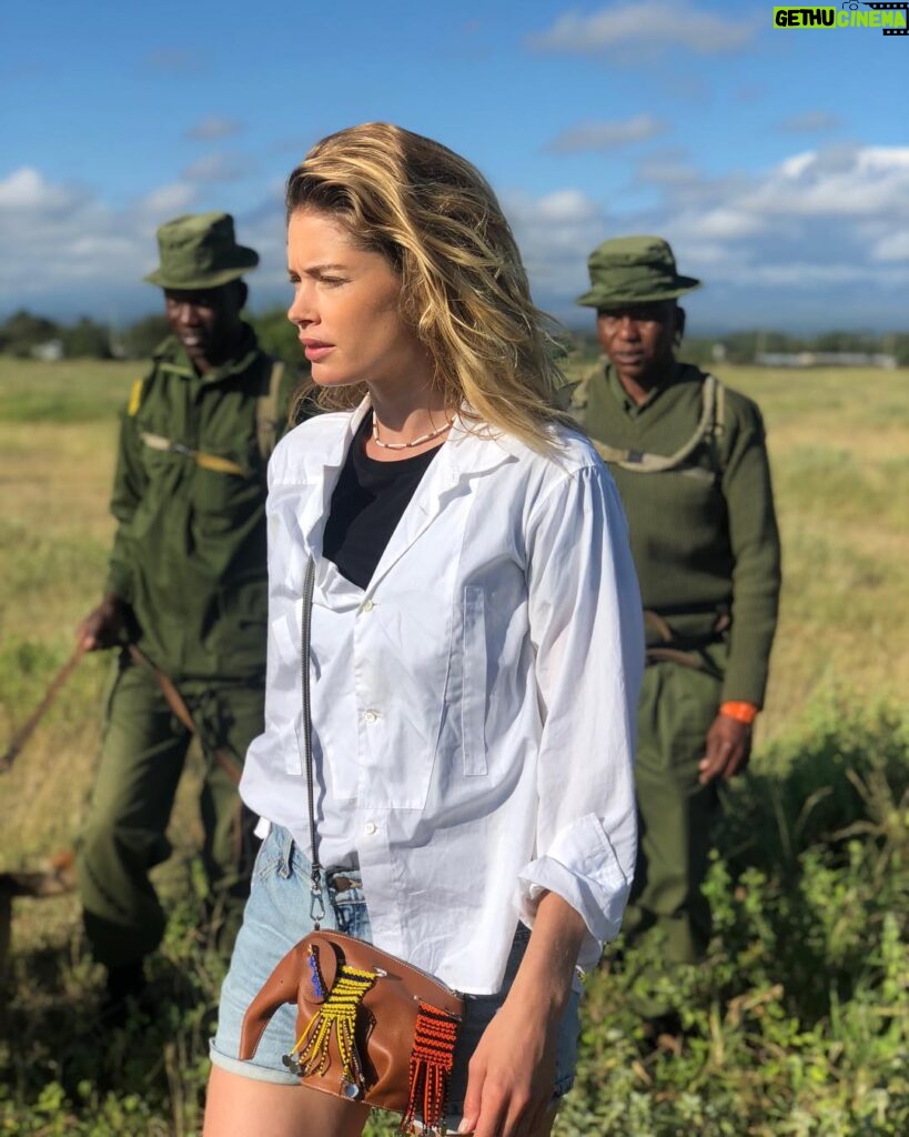 Doutzen Kroes Instagram - We’ve been working on a secret project for a while now and I’m beyond thrilled to announce our latest collaboration in support of the @ElephantCrisisFund, @LOEWE has launched a limited edition Elephant Mini Bag in collaboration with @KnotOnMyPlanet, featuring beadwork by women from the Samburu Trust in northern Kenya. #LoeweKOMP #elephantcrisisfund #knotonmyplanet #loewe ♥️🐘♥️