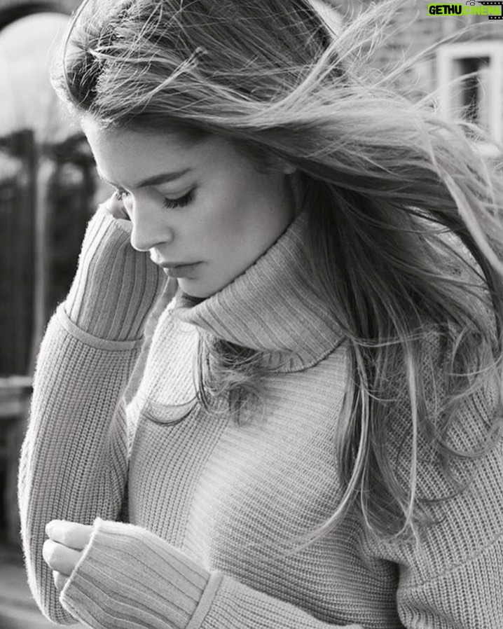 Doutzen Kroes Instagram - Enjoy your weekend ✨ @repeatcashmere