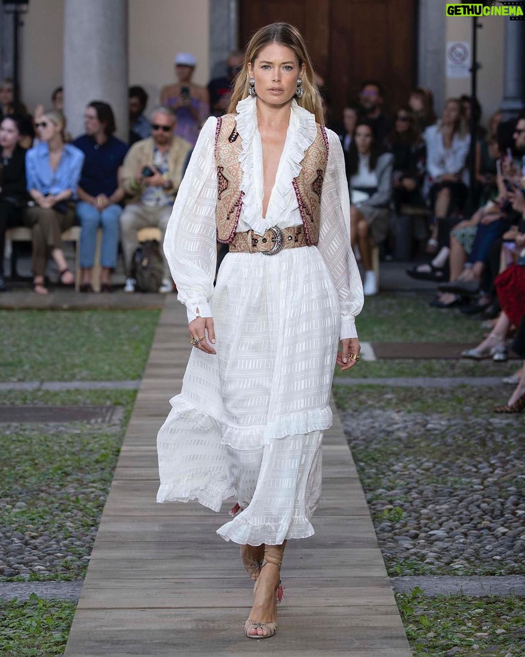 Doutzen Kroes Instagram - Thank you @etro, it was an honor to open the show today! In love with the collection! ❤️🙏🏼 @sagliogeraldine @pg_dmcasting Milano, Italia