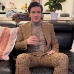 Drake Bell Instagram - Feliz inicio de año!! Saludos desde el #multiverso 🤙 Con actuaciones estelares de: @sensillocons @karolalcendra_ @drakebell @dosrayos @jirafita_oficial